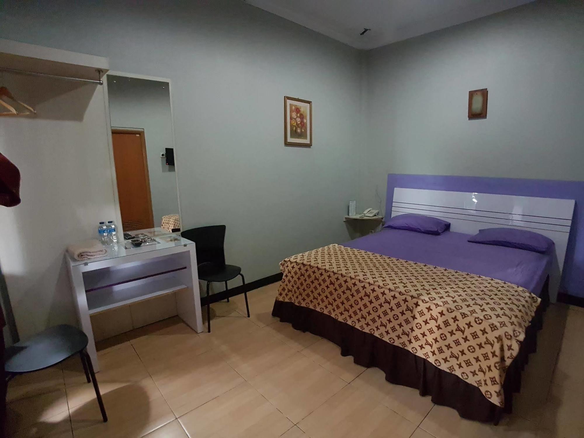 La Derra Hotel *